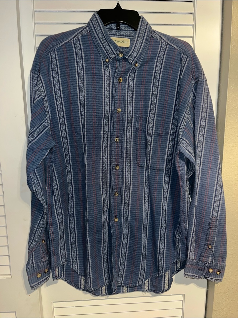 Vintage St John’s Bay men’s size large 100% cotton button down Aztec print shirt